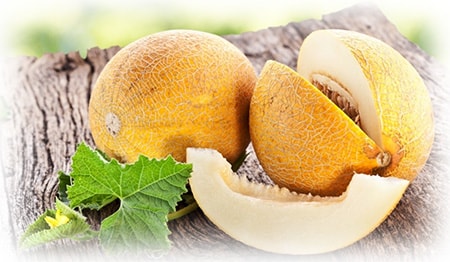 дыня на деревянном столе