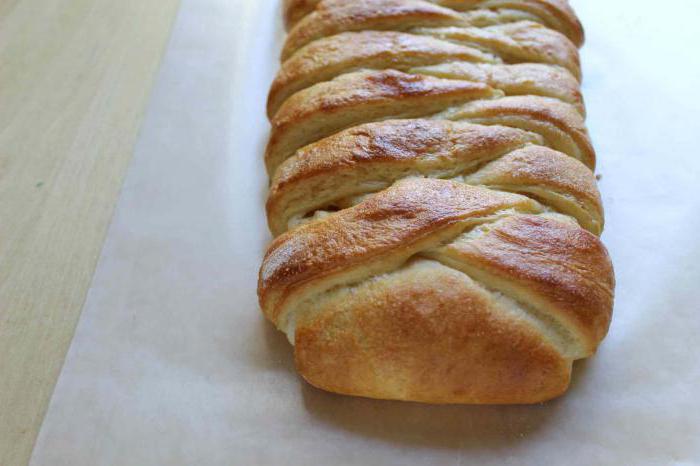 открытый дрожжевой пирог с творогом