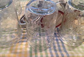 вымойте банки и поставьте их вверх дном на тряпку