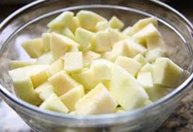 нарезать яблоки на кусочки