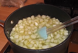 добавить в массу кусочки яблока