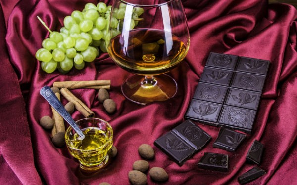 эда-напитки-шоколад-виноград-коньяк