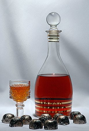 Настойка в графине и стакане