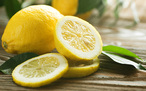 Дольки желтого лимона на столе